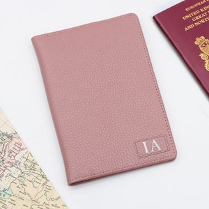 Portapassaporto in pelle riciclata personalizzato • Accessori da viaggio •