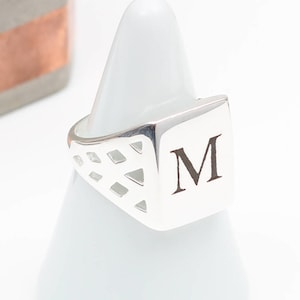 Anillo con sello inicial en plata de ley para hombre