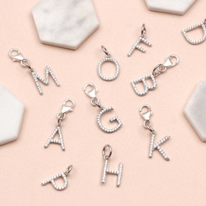 Dijes iniciales pavé de plata esterlina