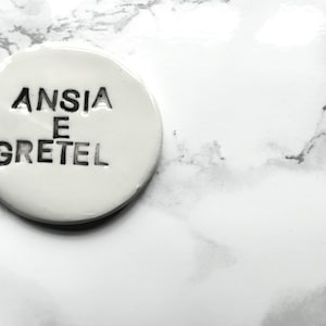 Pin de cerámica de Ansiedad y Gretel, grabado con tipografía