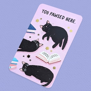 Marcapáginas de gato perezoso leyendo "You pawsed Here" (marcapáginas de papel dorado) / Regalo para amantes de los libros
