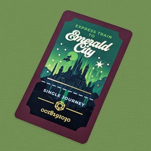 Puede incluir: Un billete verde y burdeos con el texto "Express Train to Emerald City" y "Single Journey" con un diseño dorado y el número "0018291030".