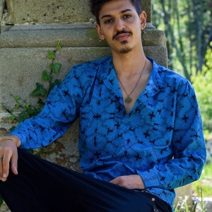 Chemise Shipibo pour homme, couleur bleue, manches longues et col mao, vêtements d&#39;art visionnaire à géométrie sacrée. Vêtements transdimensionnels fractals