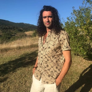 Men&#39;s shirt. Off white shipibo graphic tee, short sleeves, printed Sacred Geometry, 100% cotton, elegant shape, breathable fabric.