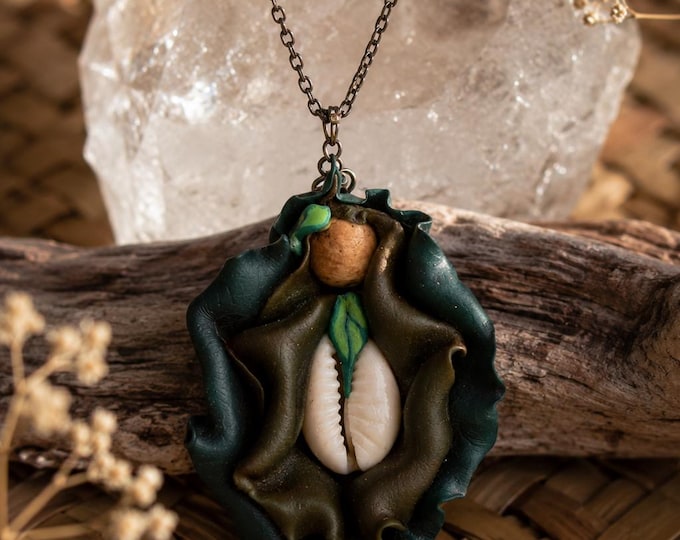 Goddess  feminine pendant in polymer clay, yoni jewelry
