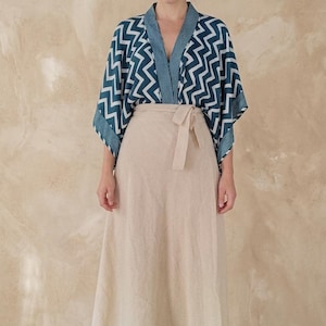 Kurtka kimono z jedwabnego sari z recyklingu, niebieskie geometryczne nakrycie boho, krótki kardigan festiwalowy boho, top z jedwabiu z recyklingu