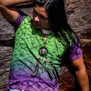 Tshirt shipibo en coton, dégradé vert violet avec art fascinant de la géométrie sacrée, motifs de plantes psychédéliques.