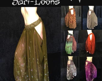 Könnte beinhalten: Weite Hose mit seitlichen Ausschnitten und gerafftem Bund, mit dem Text "CUSTOM Side Swag Sari-Loons". Die Hose ist in verschiedenen Farben abgebildet, darunter Olivgrün mit Blumenmustern, einfarbiges Orange, Violett und gemusterte Stoffe.