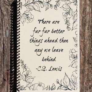 Puede incluir: Un cuaderno beige con una encuadernaci&oacute;n en espiral negra. La portada presenta un dise&ntilde;o floral en blanco y negro y una cita que dice "There are far far better things ahead then any we leave behind - C.S. Lewis".