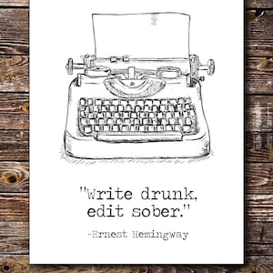 Puede incluir: Ilustración en blanco y negro de una máquina de escribir vintage con la cita "Escribe borracho, edita sobrio." atribuida a Ernest Hemingway.
