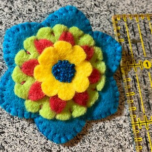 Wollfilz Blume Pin