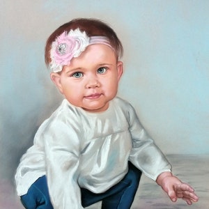 Può includere: Un ritratto a pastello di una bambina con occhi azzurri che indossa una camicia bianca, jeans blu e una fascia per capelli con un fiore rosa.