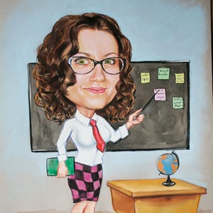 Könnte beinhalten: Eine Karikatur einer Lehrerin, die vor einer Tafel mit einem Globus und einem Schreibtisch steht. Die Lehrerin trägt ein weißes Hemd mit einer roten Krawatte, einen schwarz-weiß karierten Rock und rote Schuhe. Die Tafel hat mehrere Haftnotizen mit handschriftlichem Text darauf.