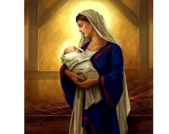 Könnte beinhalten: Ein Gemälde einer Frau in einem blauen Gewand, die ein in weißes Tuch gewickeltes Baby hält. Die Frau blickt auf das Baby herab, und das Baby blickt zu der Frau auf. Das Gemälde spielt in einem Stall mit Stroh auf dem Boden.