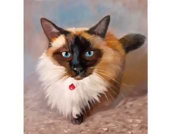 Può includere: Un dipinto di un gatto siamese con occhi azzurri e un collare rosso. Il gatto guarda direttamente lo spettatore con un'espressione seria. Lo sfondo è azzurro chiaro e marrone.