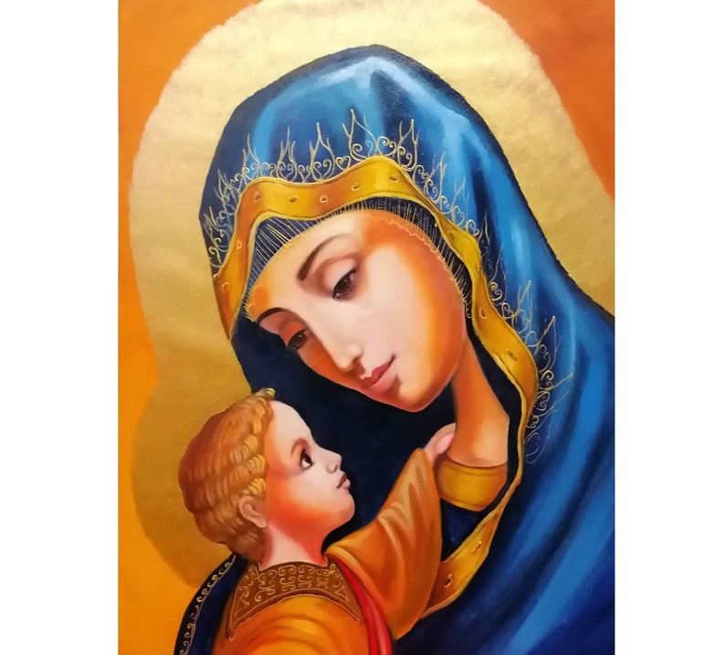 Puede incluir: Una pintura de la Virgen Mar&iacute;a sosteniendo al ni&ntilde;o Jes&uacute;s. Mar&iacute;a lleva una t&uacute;nica azul con ribetes dorados y una corona dorada. Jes&uacute;s lleva una t&uacute;nica amarilla. La pintura est&aacute; realizada en un estilo tradicional.