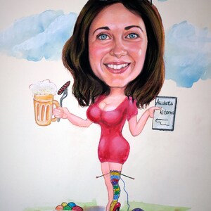 Puede incluir: Una caricatura de una mujer con cabello casta&ntilde;o que lleva gafas de sol, un vestido rojo y calcetines coloridos. Est&aacute; sosteniendo un vaso de cerveza y un tenedor con una salchicha en &eacute;l. Tambi&eacute;n est&aacute; sosteniendo un trozo de papel con las palabras "Andata Ritorno" escritas en &eacute;l. Hay ovillos de lana y una cesta de lana en el fondo.