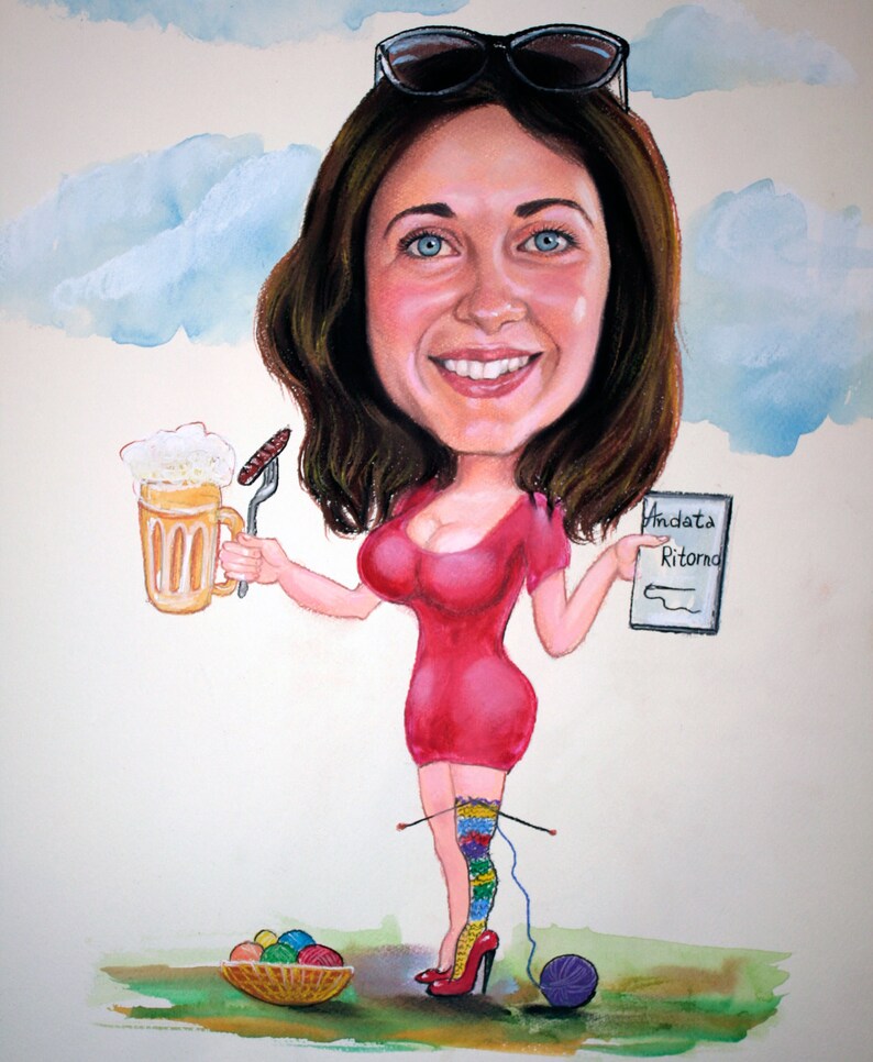Puede incluir: Una caricatura de una mujer con cabello casta&ntilde;o que lleva gafas de sol, un vestido rojo y calcetines coloridos. Est&aacute; sosteniendo un vaso de cerveza y un tenedor con una salchicha en &eacute;l. Tambi&eacute;n est&aacute; sosteniendo un trozo de papel con las palabras "Andata Ritorno" escritas en &eacute;l. Hay ovillos de lana y una cesta de lana en el fondo.