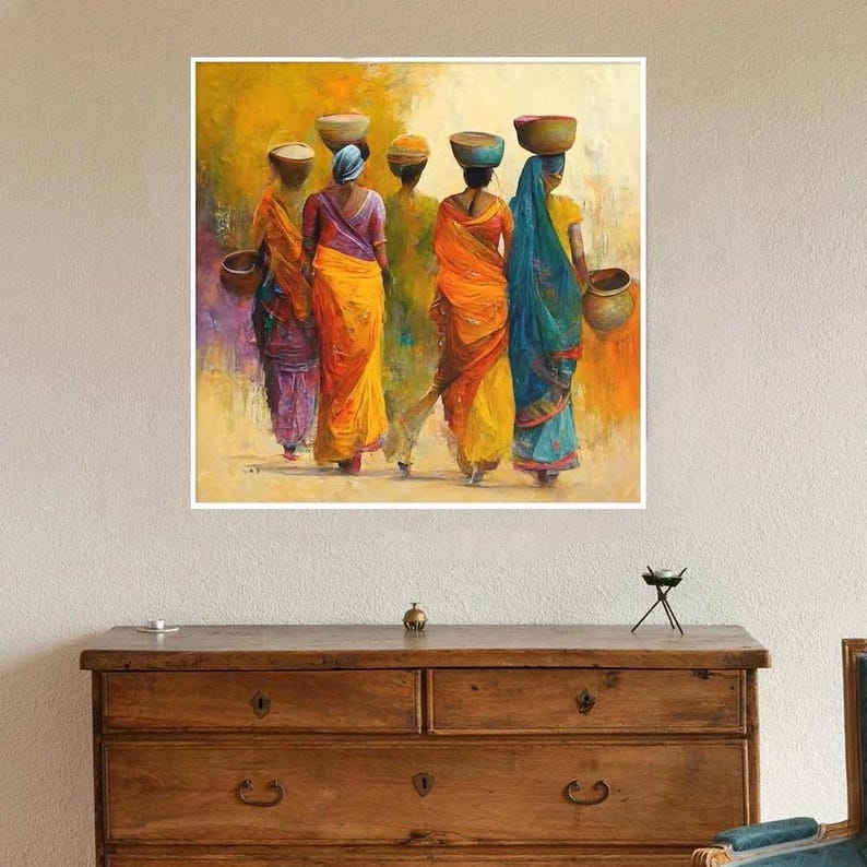 Op de afbeelding: Een schilderij van vijf vrouwen in kleurrijke sari's die in een rij lopen en manden op hun hoofd dragen. De vrouwen lopen op een zandweg met een gele en oranje achtergrond.