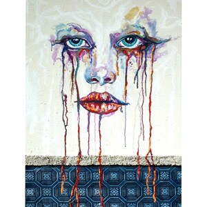 Op de afbeelding: Een schilderij van een vrouwen gezicht met kleurrijke tranen die over haar wangen druppelen. De achtergrond is een witte muur met een blauwe en witte betegelde vloer aan de onderkant.