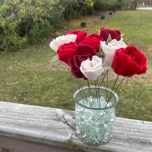 Ramo de rosas de invierno en fieltro