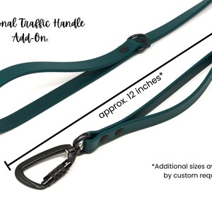 Peut inclure: Une laisse pour chien de couleur teal avec une poign&eacute;e de circulation en option. La laisse mesure environ 30 cm de long et comporte un mousqueton noir. Tailles suppl&eacute;mentaires disponibles sur demande.