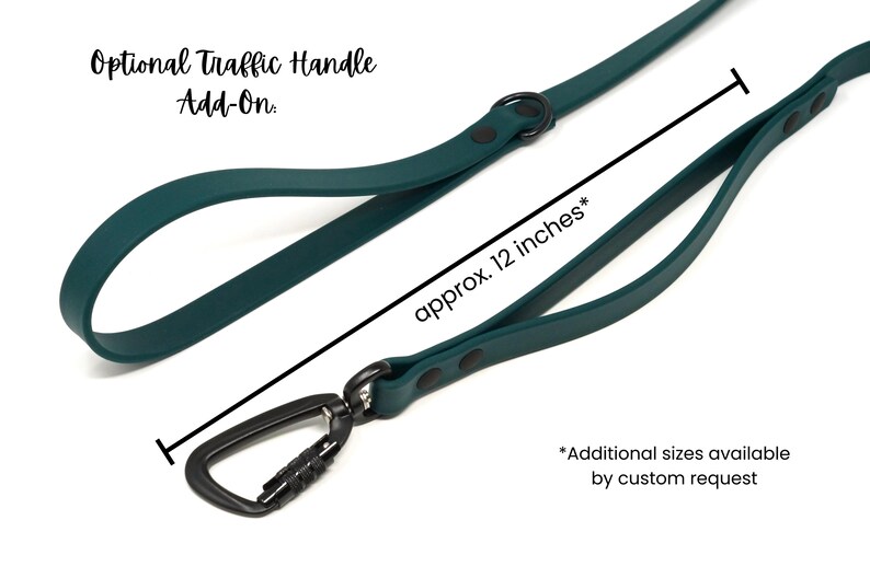 Peut inclure: Une laisse pour chien de couleur teal avec une poign&eacute;e de circulation en option. La laisse mesure environ 30 cm de long et comporte un mousqueton noir. Tailles suppl&eacute;mentaires disponibles sur demande.