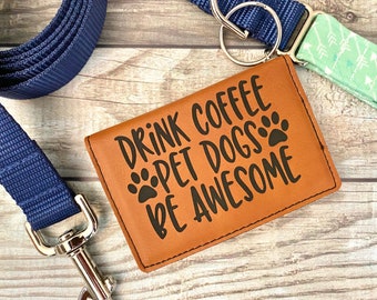 Custom Drink Coffee Pet Dogs Be Awesome Llavero Monedero / Perros y Café Titular de identificación de cuero sintético con bolsillos para tarjetas