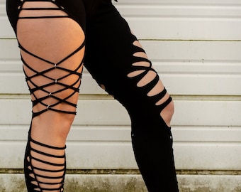 Leggings con spacchi intrecciati - Pantaloni da festival con intagli intrecciati, Completo da rave, Abiti da danza del fuoco, Moda alternativa gotica, Leggings usurati