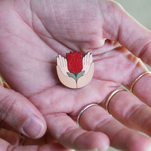 Broche com rosa vermelha, Presente personalizável, Broche com mãos e rosa, Broche de madeira, Gravura personalizada