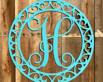 Colgador de puerta con monograma de metal circular de 22", arte de pared de metal