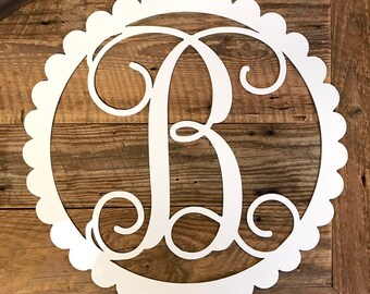 22" Scalloped Círculo Metal Monogram Puerta Colgador, Metal Pared Arte