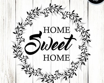 Puede incluir: Diseño gráfico en blanco y negro de una corona con el texto "HOME Sweet HOME" en su interior. La corona está hecha de hojas y bayas.