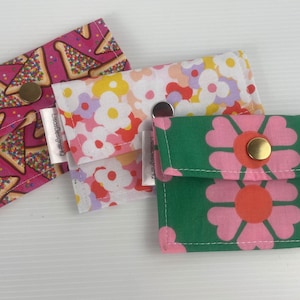 Carteira de cartão de crédito de tecido pequena e fofa 11 x 8 cm Cabe perfeitamente no bolso frontal de jeans ou shorts ou bolsa pequena, carteira sem complicações para guardar cartões e notas