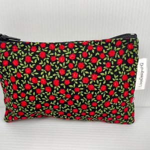 Rote Romantische Rosen Organisationsbeutel, Kleine Brieftasche aus Australien, 13 x 8 cm Baumwollbeutel mit Nylon-Reißverschluss.