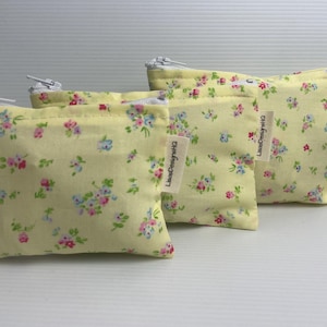 Estilo vintage Tecido amarelo Flores vermelhas e azuis Bolsa de maquiagem de algodão leve Bolsa para cartão de crédito Porta-moedas feito na Austrália Porta-sanitário