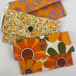 Joli petit portefeuille en tissu pour cartes de crédit, 11 x 8 cm, se glisse parfaitement dans la poche avant d'un sac à dos en jean ou d'un petit sac, ce portefeuille simple peut contenir des cartes et des billets
