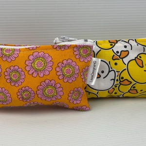 Bolsa con margaritas rosas o patitos de goma, bolsa con cremallera, bolsa de maquillaje, monedero de fabricación australiana, billetera pequeña de 13 x 8 cm, bolsa de algodón, bolsa sanitaria