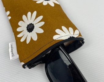 White Daisies on Caramel Print in Vintage Look Print Sunglasses/Glasses Case Small Pencil Case 10 x 16 cm
