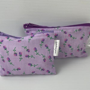 Jolies fleurs violettes fabriquées dans un tissu doux et léger d'aspect Liberty