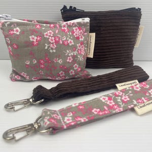 Monedero con cremallera, monedero de fabricación australiana, monedero con tarjetero, llavero, monedero pequeño con estampado de flores rosas y grises o de pana marrón