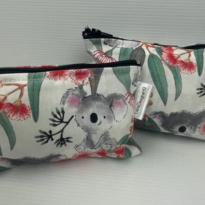 Australischer Koala-Bär auf weißem Tier mit blühendem Gummibaum Schminktasche Organisationsbeutel, Reißverschluss-Beutel Australian Made Coin Purse