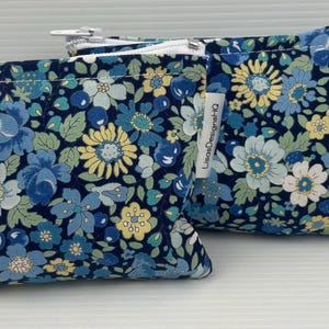 Mini-sac de rangement style Liberty avec jolies fleurs bleues et jaunes, petite trousse de maquillage, pochette à glissière, porte-monnaie en coton fabriqué en Australie