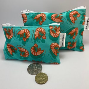 Trousse de maquillage « Crevettes sur le barbecue » crevettes océaniques, fermeture éclair, porte-monnaie de fabrication australienne Pochette en coton, 2 tailles différentes disponibles