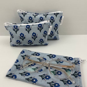 Flores azules de estilo vintage componen bolsa de organización y estuche suave para gafas, bolsa con cremallera, estuche para lápices Monedero hecho en Australia