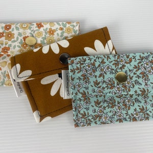 Joli petit portefeuille en tissu pour cartes de crédit, 11 x 8 cm, se glisse parfaitement dans la poche avant d'un jean ou d'un short ou dans un petit sac, ce portefeuille simple peut contenir des cartes et des billets