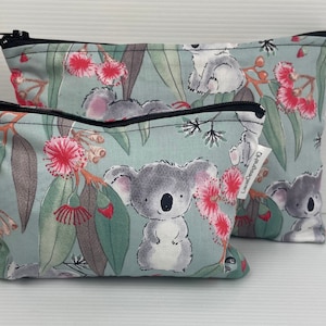 Lindo koala australiano con eucalipto en flor. Estuche organizador de maquillaje, estuche con cremallera y monedero de algodón australiano.
