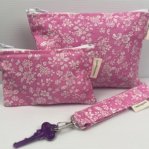 Bonita mini bolsa de maquillaje con flores de satén rosa y blanco, monedero, bolso de mano, mochila para gimnasio, estuche para lápices, llavero, hecho a mano en Australia