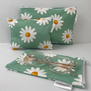 Custodia per occhiali da sole con stampa di fiori retrò White Daisy e custodia per il trucco, astuccio con cerniera, astuccio per matite, portamonete in cotone di fabbricazione australiana