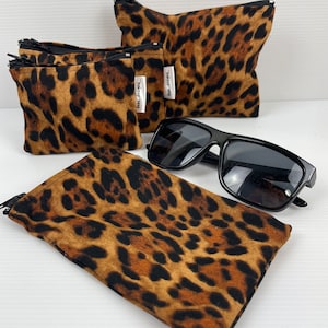 Bolsa de organización con estampado de leopardo animal, estuche para gafas, bolso de maquillaje hecho en Australia, monedero, billetera para pasaporte, disponible en 4 tamaños diferentes
